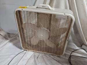 lot 33880 image: AeroSpeed White Box Fan