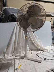 lot 33881 image: Standard 3-speed oscillating pedestal stand fan with a white plastic and metal build.
