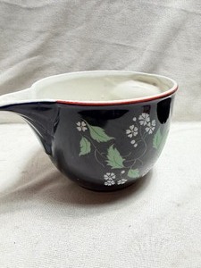 lot 33912 image: Lot of Flower  Leafs - Dishes. 3 white Plates & Soup Dish.