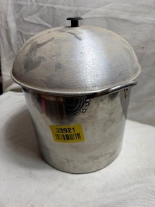 lot 33921 image: Big Metal Cooking Pot.
