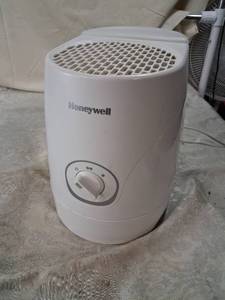 lot 19 image: Honeywell Humidifier with Rotary Control and Outlet Vents