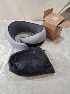 lot 21 image: Neck Support Pillow with Mesh Lining and Storage Bag