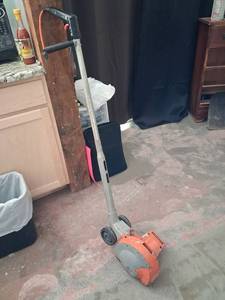 lot 41 image: Black & Decker Edger