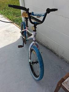 lot 81 image: Childrens Bicycle with Wheels 20 inch Wheels