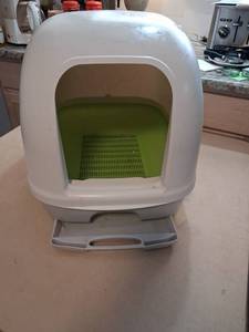 lot 97 image: White Cat Litter Box with Green Liner and Sifting Tray