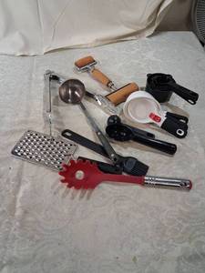 lot 218 image: Kitchen Gadget Set Measuring Cups Spoons Grater Tongs Brush Pasta Server 25pc