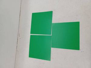 lot 21157 image: LEGO Green Baseplate, 3 Pack, 10x10 Inch