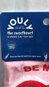 lot 16 image: Youly The Sweetheart 3-Piece Cat Toy Set