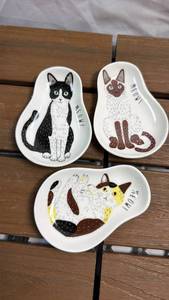 lot 17 image: Meow Meow Neko Sara Cat Dishes (Set of 3)