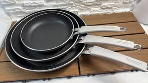 lot 98 image: Tramontina 3-Piece Fry Pan Set (8in 10in 12 in Nonstick)