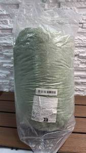 lot 107 image: Green & White Throw (78x90) 100% Polyester
