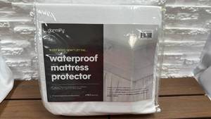 lot 117 image: Dormify Waterproof Mattress Protector 39 x 80 x 10