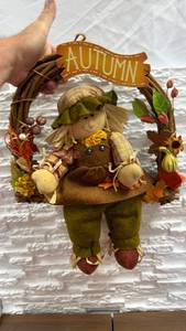 lot 122 image: Autumn Scarecrow Decorative Wreath with Harvest Accents