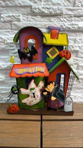 lot 135 image: Spooky Inn Halloween Haunted House Decoration