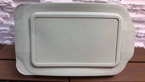 lot 164 image: Pyrex 10x6 Rectangular Baking Dish with Lid