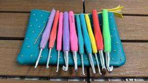 lot 171 image: Ipsy Glam Bag 100th Anniversary Crochet Hook Set 10 Pieces