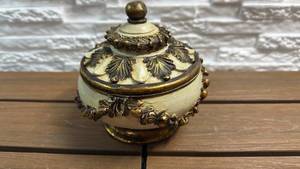 lot 183 image: Decorative Box with Lid (Cream and Gold)