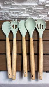 lot 199 image: 5-Piece Kitchen Utensil Set with Wood Handles