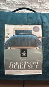 lot 211 image: Members Mark 3-Piece Textured Velvet Quilt Set (King 108 x 96 in)