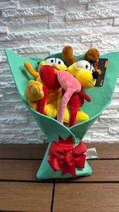 lot 303 image: Nickelodeon Garfield Plush Bouquet