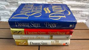 lot 339 image: Danielle Steel 4-Book Lot