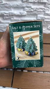 lot 343 image: Holiday Tree Salt and Pepper Shaker 2-Piece Set