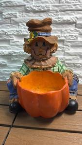 lot 348 image: Scarecrow Figurine Candy Dish