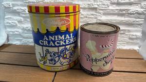 lot 352 image: Stouffer��s Animal Crackers 16 oz Tin and Peppermint Snap Tins Lot