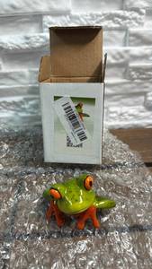 lot 364 image: Decorative Red-Eyed Tree Frog Figurine