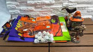 lot 394 image: Halloween Party Decorations Lot