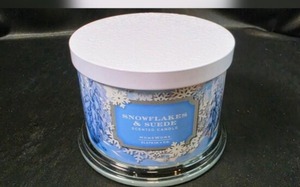 lot 771 image: Homeworx Slatkin & Co. Snowflakes & Suede 14oz Candle, see note.