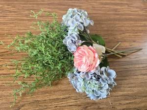 lot 822 image: 5 pc Faux Flower Bundle
