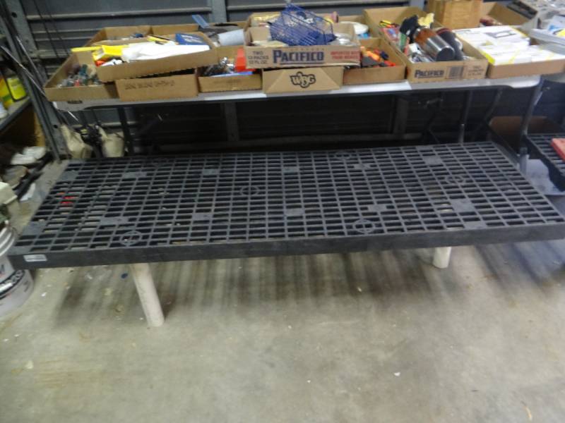 lot 19224 image: Plastic stands 71 x 24 x 16.