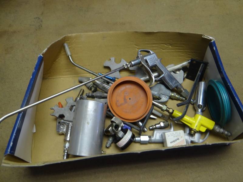 lot 19230 image: AIr guns, devilbiss parts, & more.