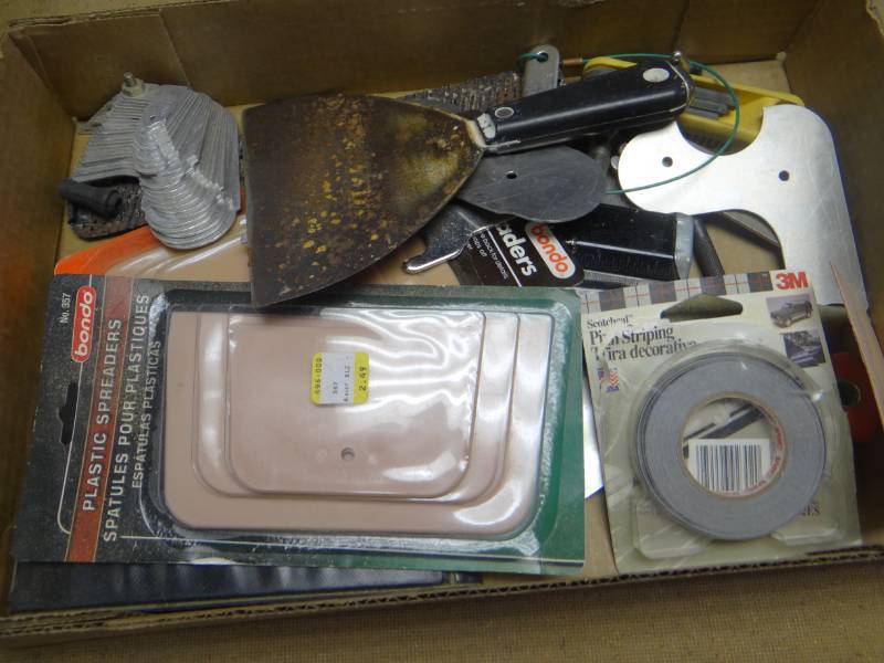 lot 19246 image: Puddy knifes, plastic spreaders, tool & more.