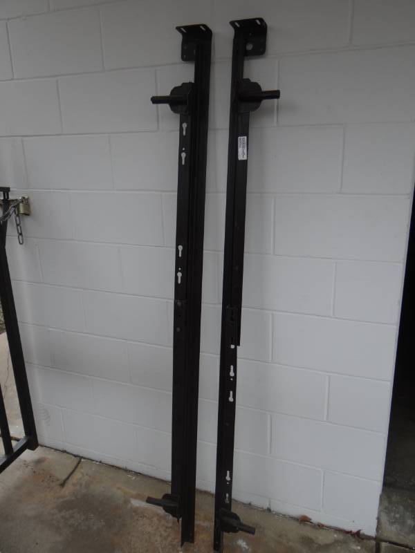 lot 19286 image: Metal bed frame.