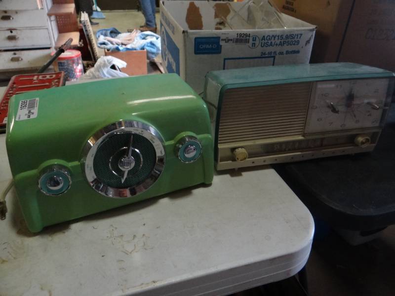 lot 19295 image: 2 Old radio.