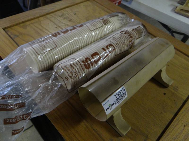 lot 19315 image: Solo cups wholder.