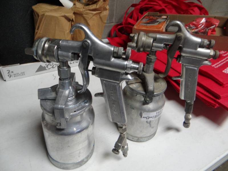lot 19334 image: 2 Devilbiss paint guns.
