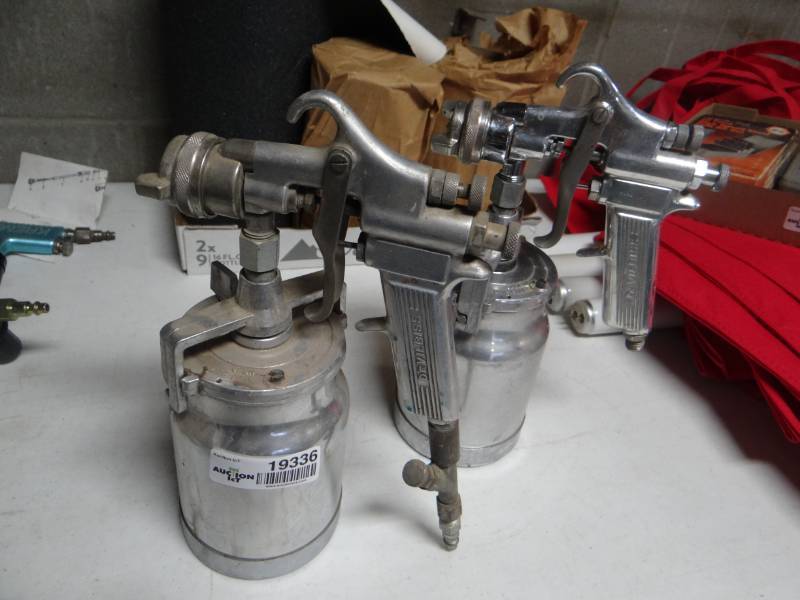 lot 19336 image: Lot of 2 devilbiss spray guns.