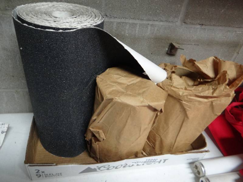 lot 19340 image: 3 Rolls of sand paper.