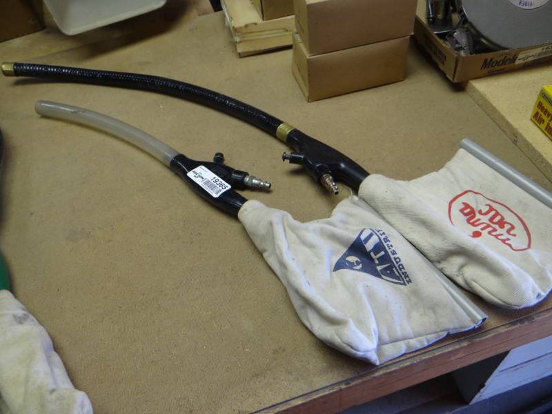 lot 19365 image: 2 Hand vacs.