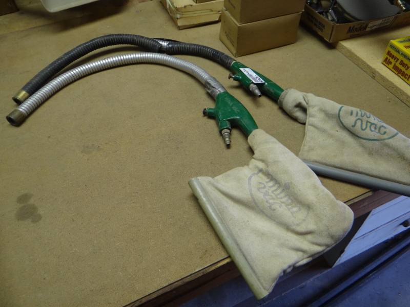 lot 19366 image: 2 Hand vacs.