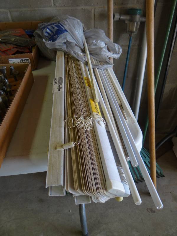 lot 19429 image: Lot of blinds.