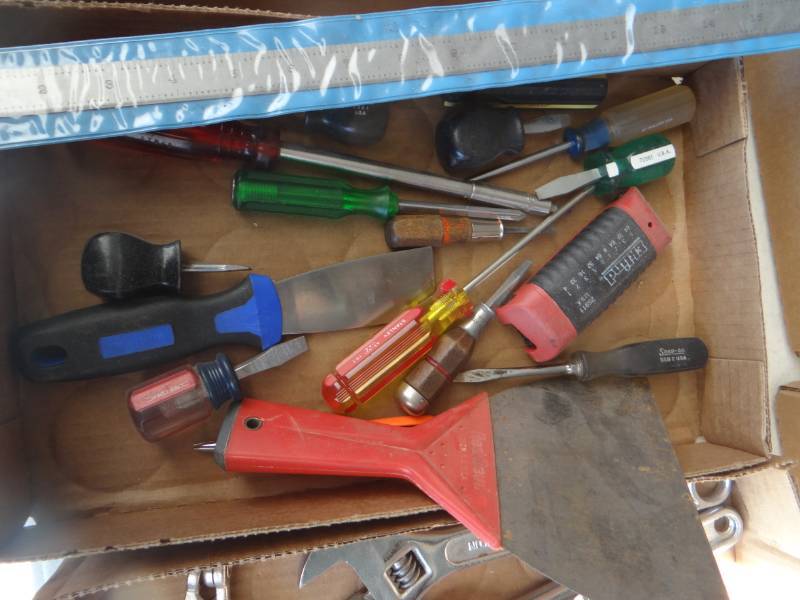 lot 19476 image: Lot of screwdrivers, allen wrenhes, & puddy knifes.