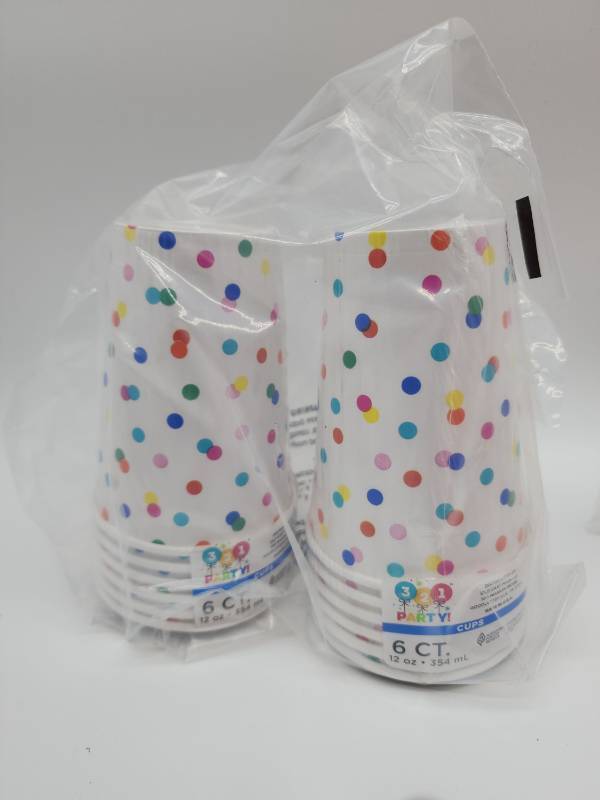 lot 69010 image: Polka Dots Party Cups, 12 Total  - Retail $0