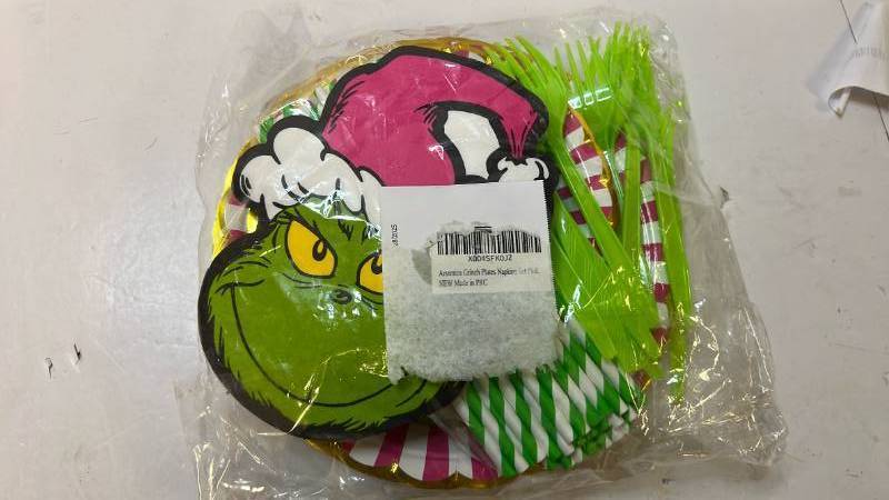 lot 658592 image: GrinchMas Plates and Napkjns - Retail $15