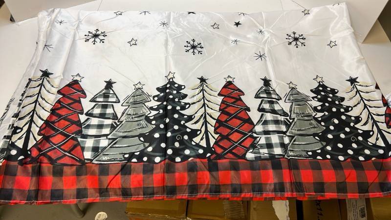 lot 168193 image: Buffalo Plaid Christmas Tree Tablecloth - Retail $8