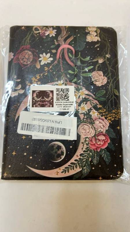 lot 168194 image: Floral Moon kindle paper white - Retail $24
