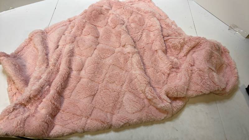 lot 168203 image: Soft Pink Faux Fur Throw Blanket Baby Blanket - Retail $25